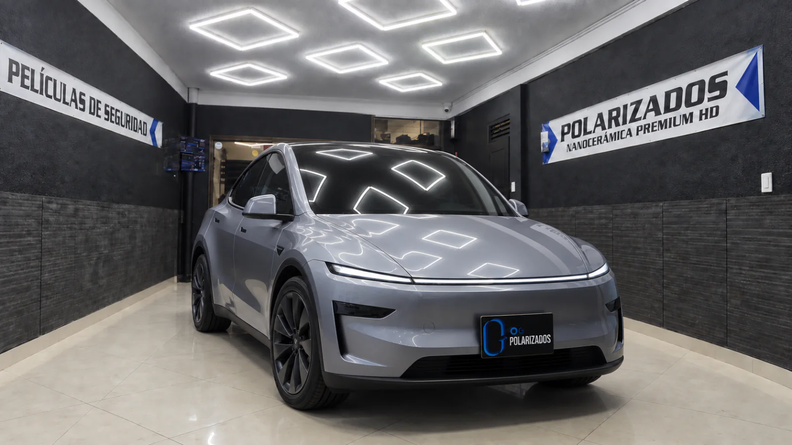 Imagen conceptual de un Tesla Model Y gris en el taller de OG Polarizados