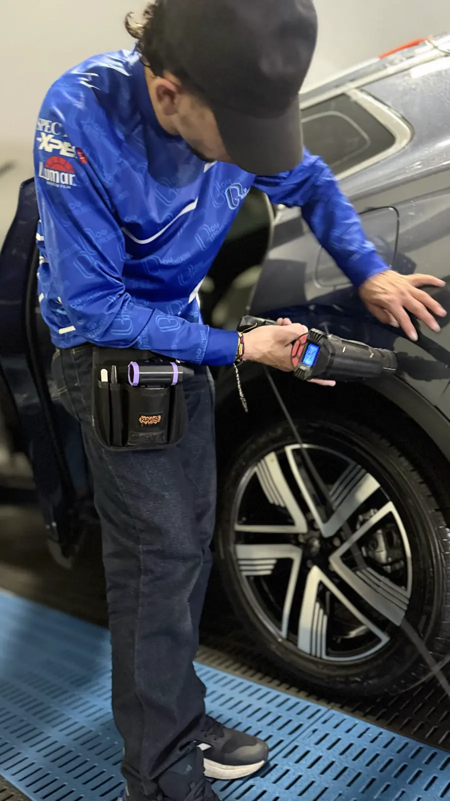 Técnico de OG trabajando junto a la rueda de un vehículo