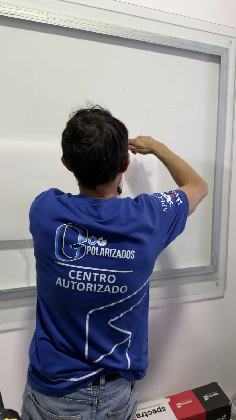 Técnico de OG trabajando sobre vidrio